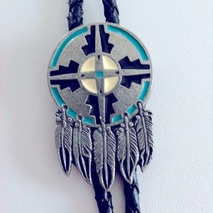 VINT 1992 BOLO TIE PEWTER SISHIYOU BUCKLE CO. NUMBERED SHIELD FEATHERS ENAMEL